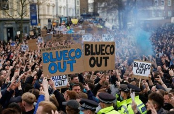 华体会登录入口-不满运营策略，切尔西球迷聚集抗议：BlueCo滚出去！